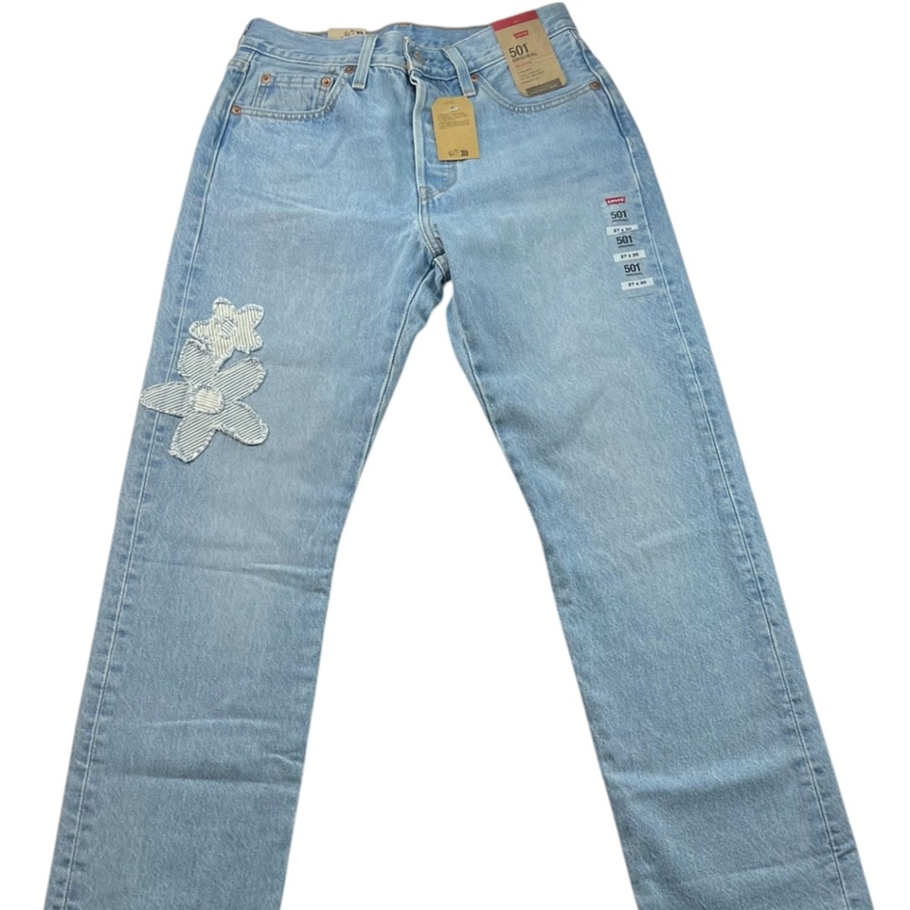 NWT Levi's Light Blue Straight Jeans with Flower Embroidery